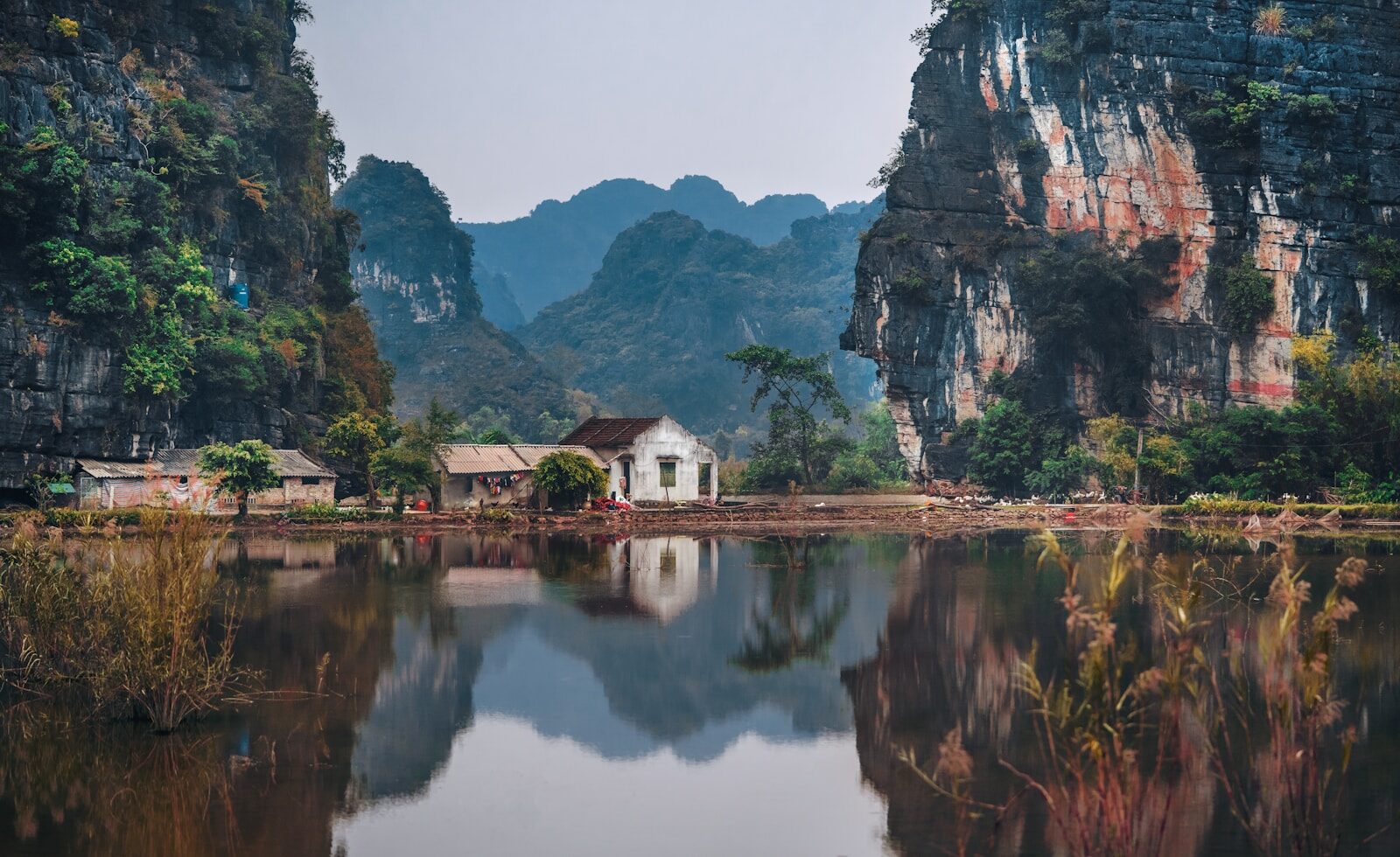 Paesaggio calcareo con villaggio a Ninh Binh