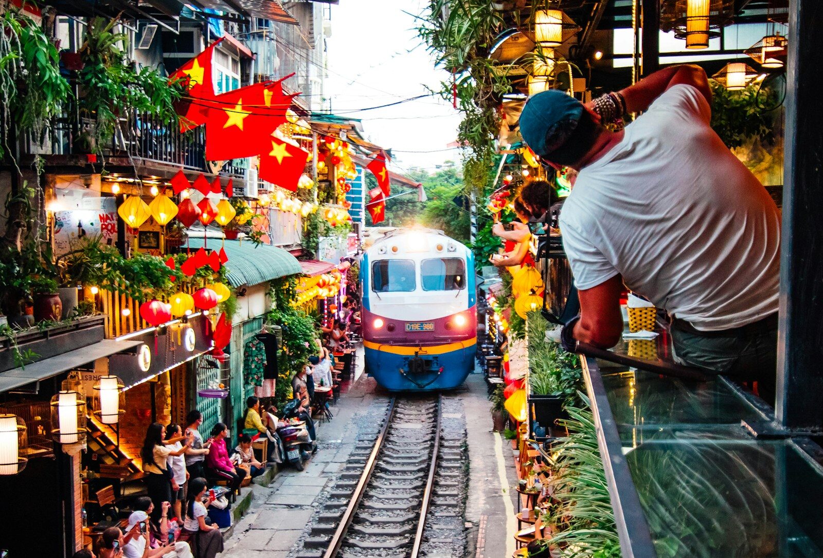 Treno che attraversa il quartiere vecchio di Hanoi